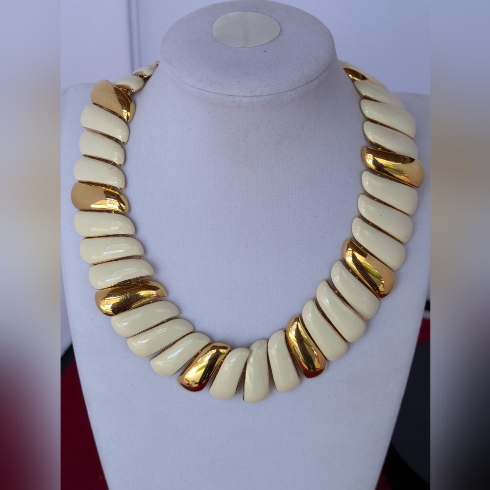 Monet Choker Beige Gold Tone Designer Signed Vintage 1980s 1990s. - Picture 8 of 14
